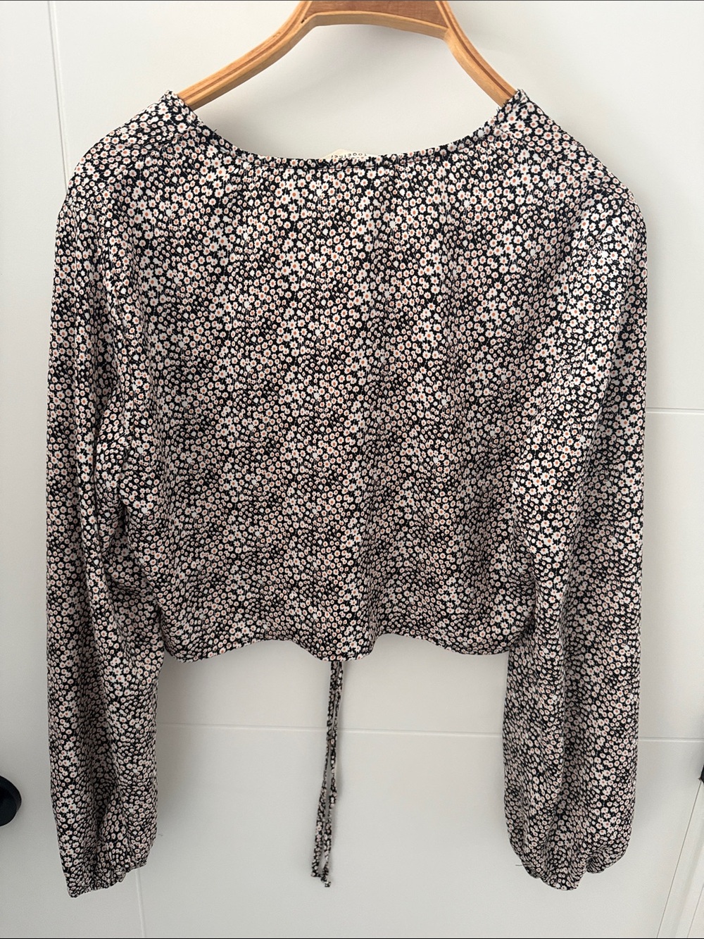 By Together Black and Pink Floral Ruched Drawstring Crop Blouse size medium - Picture 6 of 7